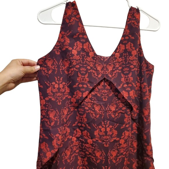 CAbi #3258 Womens Modern Cameo Print Tank Sz Small Purple Red Curtain Back - Picture 6 of 10